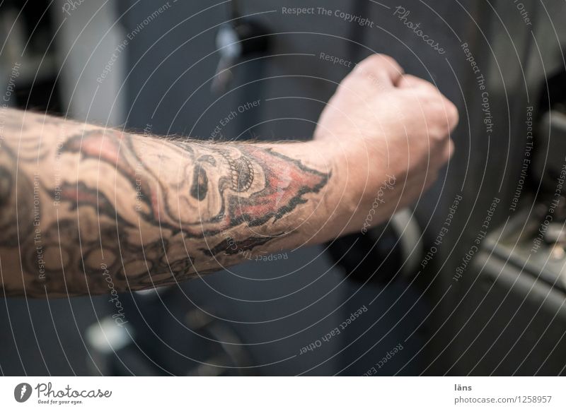 Druck ausüben Drucker Druckerei Arbeitsplatz Druckmaschine Technik & Technologie Mensch maskulin Arme 1 anstrengen Tattoo Schädel Faust drücken drucken