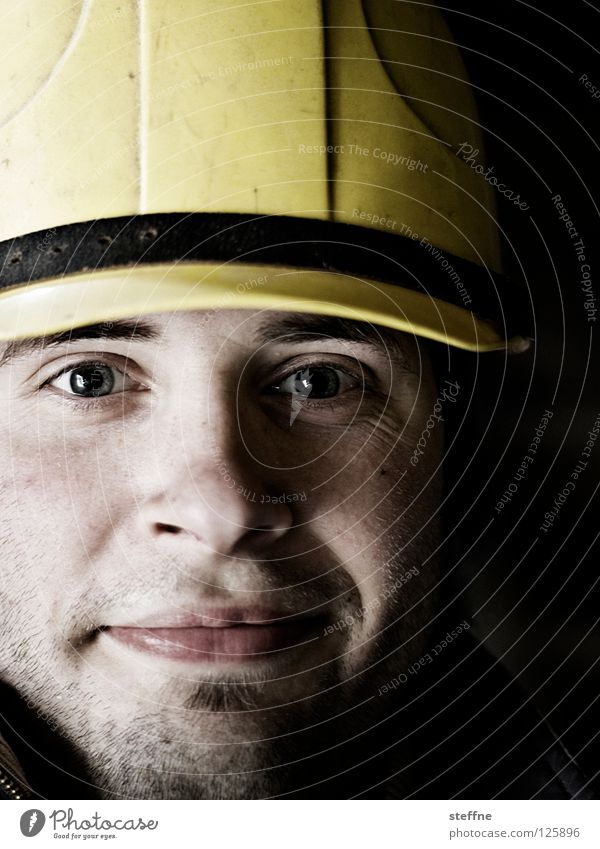 Safety First! Bauarbeiter Bauherr Handwerk Handwerker Baustelle Helm Schutzhelm Sicherheit Unfall Kopfbedeckung Porträt Mann maskulin hart stark