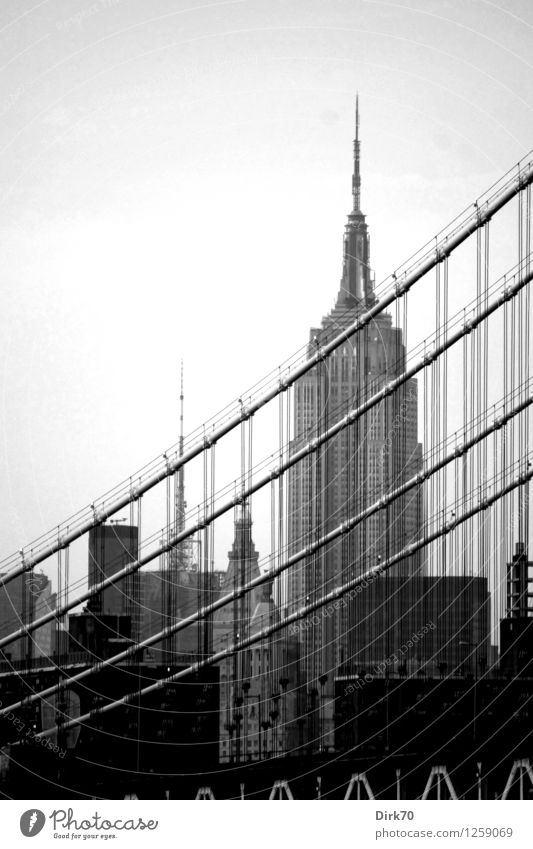New York nostalgisch III Tourismus New York City Manhattan USA Skyline Menschenleer Hochhaus Brücke Bauwerk Gebäude Architektur Hängebrücke Fassade Seil