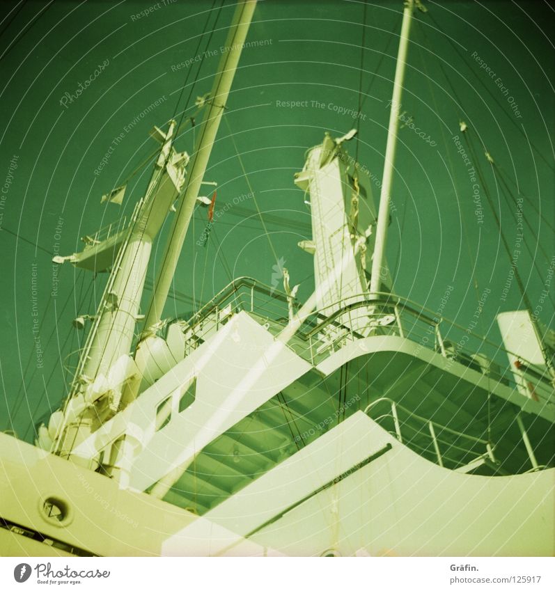 Geisterschiff Wasserfahrzeug Dampfschiff Frachter grün weiß einrichten fahren Segeln Motor Güterverkehr & Logistik Radarstation Oberkörper Sehnsucht Reling