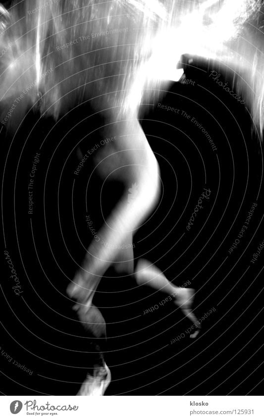 Abstr-Akt nackt Frau feminin verwaschen schwarz weiß Unschärfe Folie Papier dunkel Kunst abstrakt Kunsthandwerk Bewegung Brand Beine Oberschenkel Fuß Barfuß
