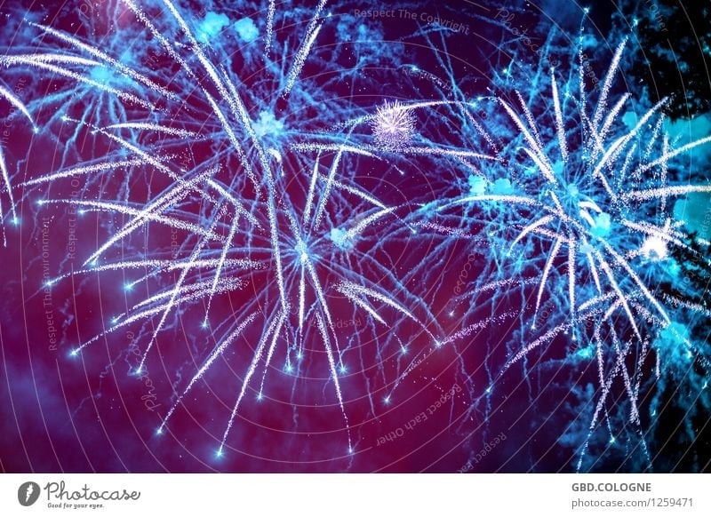 Feuerwerk #11072015_0034 Nachtleben Entertainment Party Veranstaltung Silvester u. Neujahr leuchten hell blau violett Knall laut explodieren glühen Köln