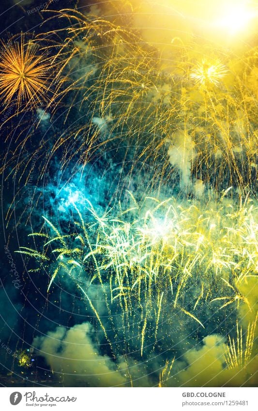 Feuerwerk #12072015_0196 Nachtleben Entertainment Party Veranstaltung Silvester u. Neujahr leuchten hell oben gelb türkis Knall laut Explosion explodieren
