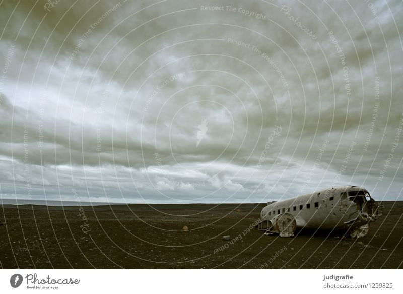 Island Umwelt Landschaft Urelemente Erde Himmel Wolken Klima Luftverkehr Flugzeug Passagierflugzeug Flugzeugwrack außergewöhnlich bedrohlich dunkel gruselig