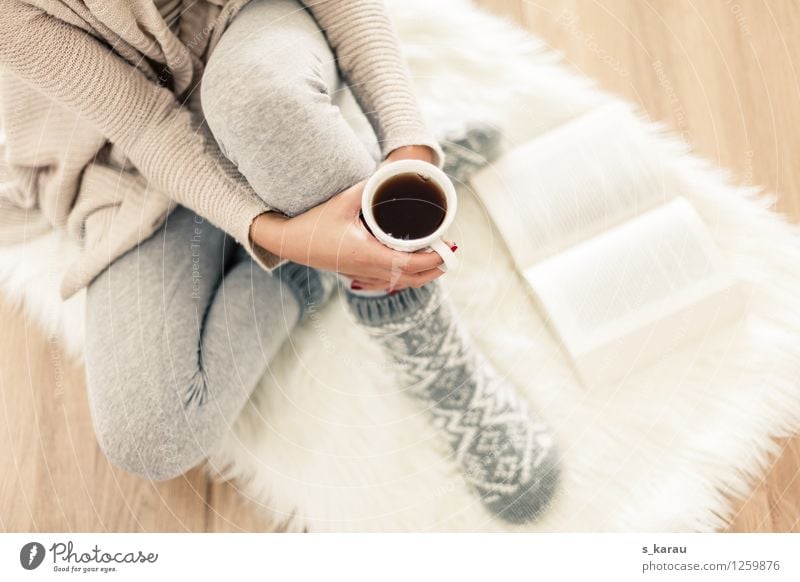 Winternachmittag Getränk trinken Heißgetränk Tee Tasse Lifestyle Körper harmonisch Wohlgefühl Erholung ruhig lesen feminin Arme Hand Beine Fuß 1 Mensch Buch