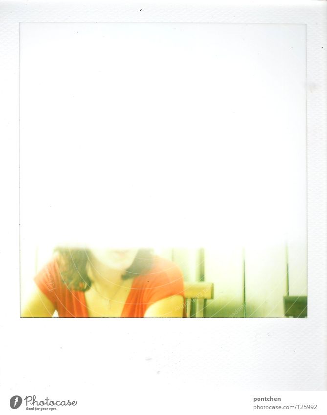 Fehlentwickeltes polaroid zeigt Kinn und halben Oberkörper einer frau Farbfoto Polaroid Textfreiraum oben Textfreiraum unten Sommer Mensch Frau Erwachsene Hemd