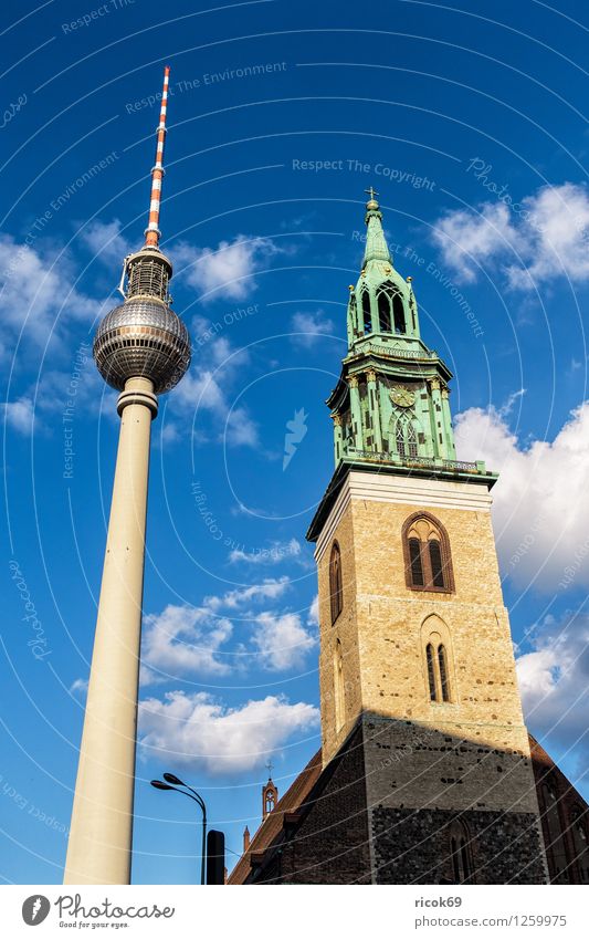 Fernsehturm und Marienkirche Ferien & Urlaub & Reisen Tourismus Wolken Hauptstadt Stadtzentrum Bauwerk Architektur Sehenswürdigkeit Wahrzeichen blau Kirche