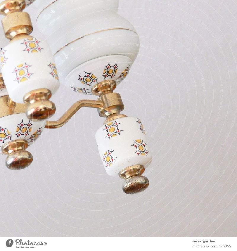 omas leuchte Lampe Licht Nostalgie Sofa Kitsch Haus Raum weiß Erholung retro Wohnung Möbel Ecke rund eckig kalt Design Innenarchitektur ornamental Ornament