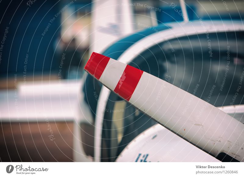 Propellerflugzeug mit zwei roten Streifen Design Ferien & Urlaub & Reisen Industrie Technik & Technologie Kunst Ausstellung Luft Flughafen Verkehr Fahrzeug
