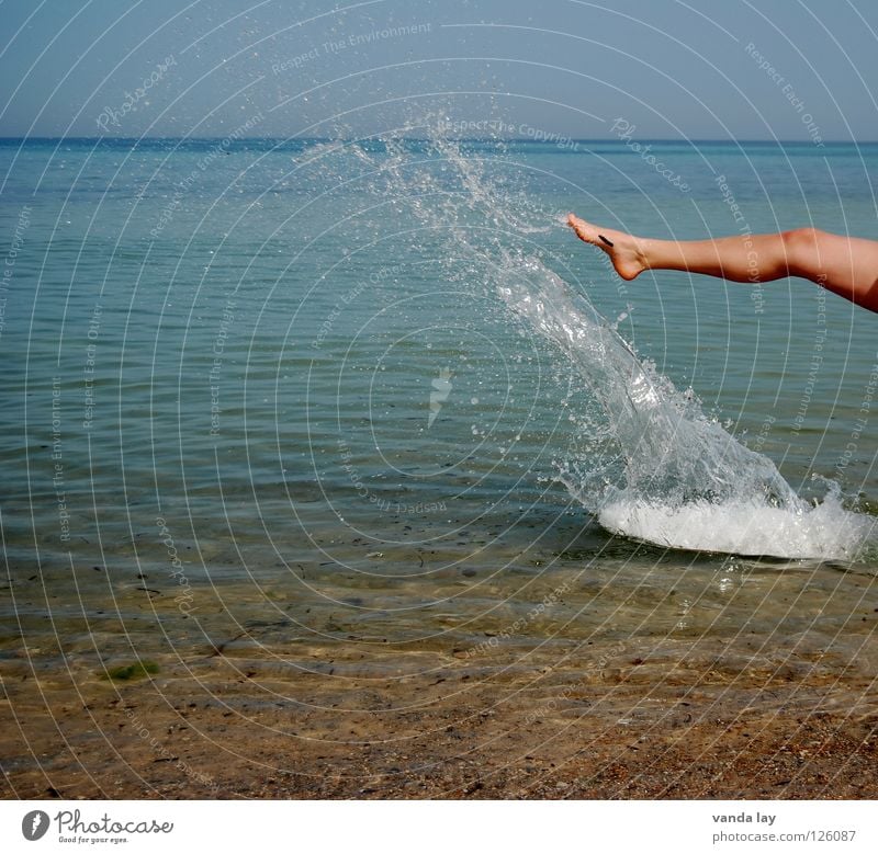 Bein Frau Strand Meer Spielen Übermut türkis Horizont spritzen Kühlung schlagen Ferien & Urlaub & Reisen Sommer Wasser Beine Freude blau Sand woman water Natur