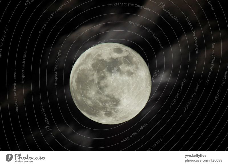 MOON Nahaufnahme Nacht Langzeitbelichtung Wolken Himmel Mond Vollmond kugelrund kreisrund Mondsüchtig Mondlandschaft Nachtaufnahme Astronomie Astrofotografie