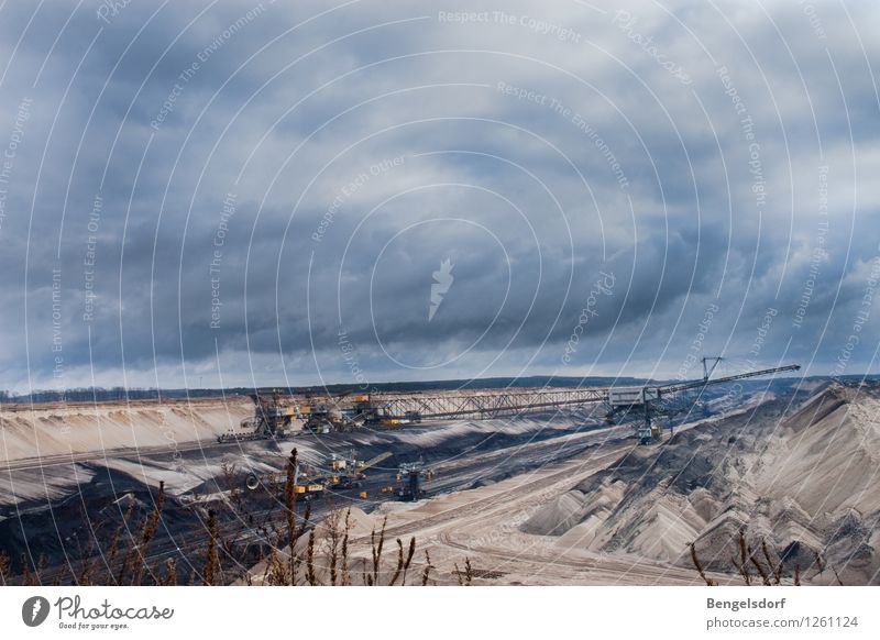 Tagebau Energiewirtschaft Kohlekraftwerk Industrie Sand Braunkohlentagebau bedrohlich Einsamkeit Umweltverschmutzung CO2-Ausstoß Abbaggern Bagger Umweltschutz