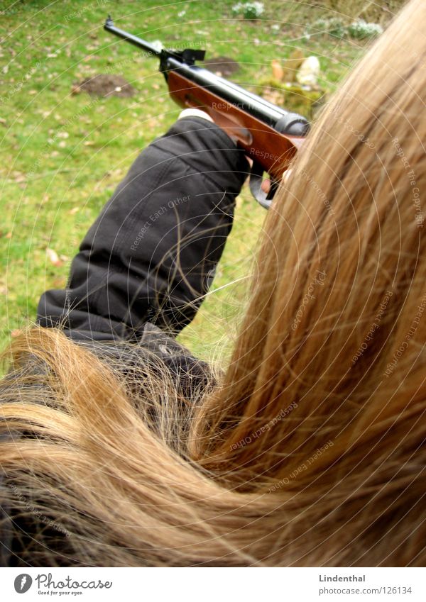 RIFLE VI Gewehr Waffe Griff zielen Frau schießen Angst Panik rifle Ziel festhalten Jagd