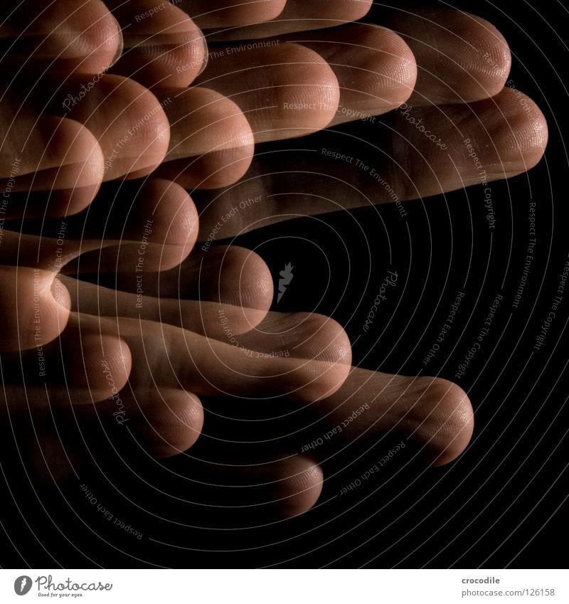 fingerspiel Hand Finger Fleisch durchsichtig dunkel Nacht einzigartig winken Makroaufnahme Nahaufnahme Bewegung abstrakt gruslig stroboskop blitz deunkelheit