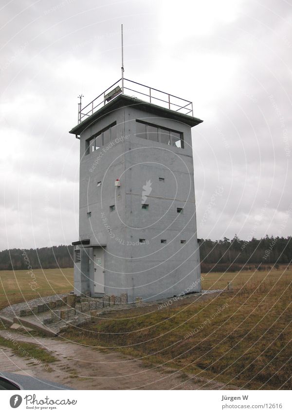 Wachturm Grenze grau Deutschland historisch DDR watchtower border grey