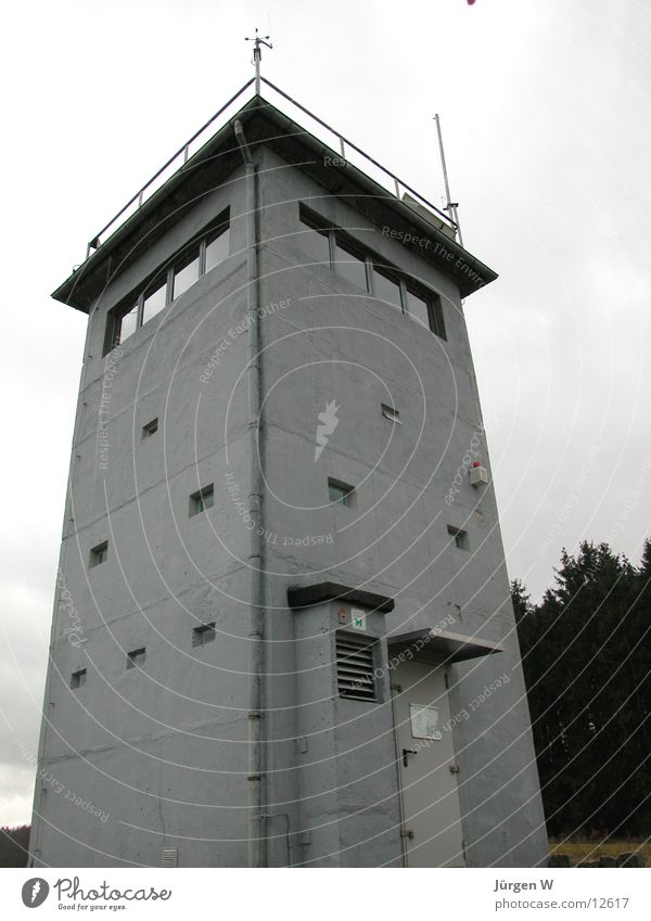 Wachturm 2 Grenze grau Deutschland historisch DDR watchtower border grey