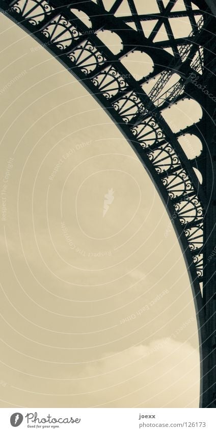 Lichtbogen Ausland Bauwerk Tour d'Eiffel Eisen Frankreich grau historisch Ausflug Nostalgie Paris Radius Bogen Schnörkel Stahl Symbole & Metaphern Tourismus