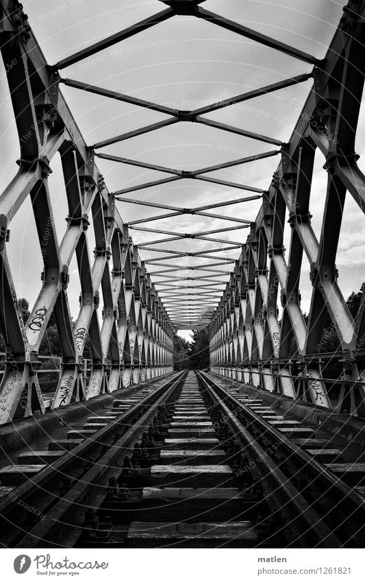 Eisenfachwerkbrücke Menschenleer Brücke Bauwerk Architektur Wahrzeichen Verkehrswege Bahnfahren Schienenverkehr Eisenbahn Gleise Originalität schwarz weiß