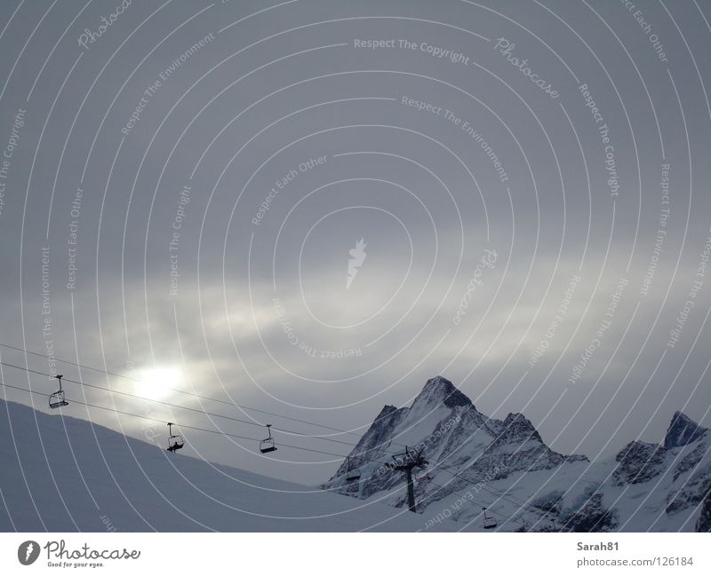 Letzter Aufstieg Winter Sesselbahn schlechtes Wetter dunkel Sonnenuntergang Einsamkeit Stimmung Grindelwald weiß grau fahren aufsteigen kalt Berner Oberland