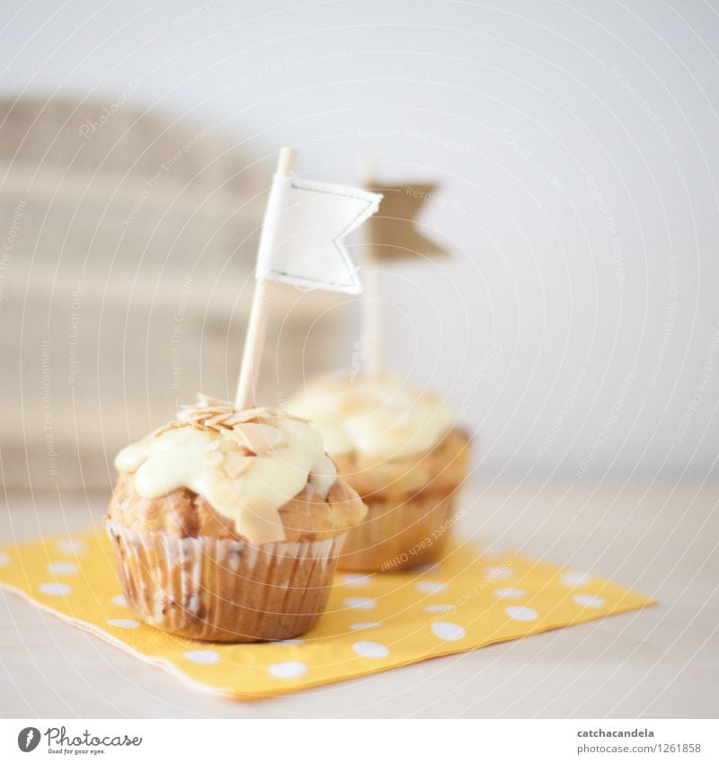 Muffins Lebensmittel Teigwaren Backwaren Kuchen lecker High Key Brunch gelb weiß Foodfotografie Mandel Dekoration & Verzierung Essen genießen einzigartig süß
