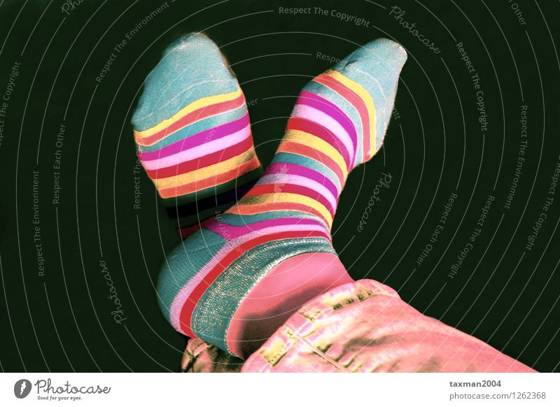 Überkreuzte Füsse in bunten Socken Dekoration & Verzierung Erholung liegen Gesundheit Lebensfreude Mode Farbfoto Zentralperspektive