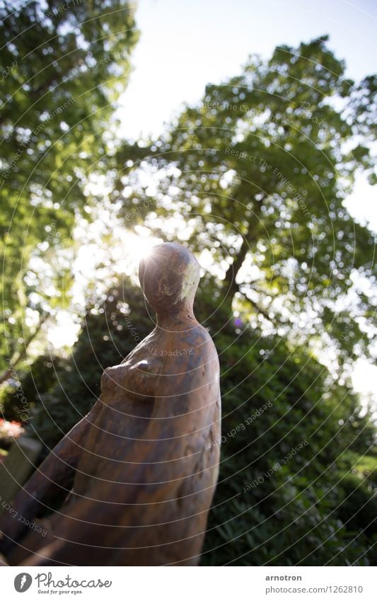 Statue androgyn Baum Park warten ästhetisch nackt ruhig Himmel blau grün Friedhof Hamburg Ohlsdorfer Friedhof Farbfoto Außenaufnahme Menschenleer