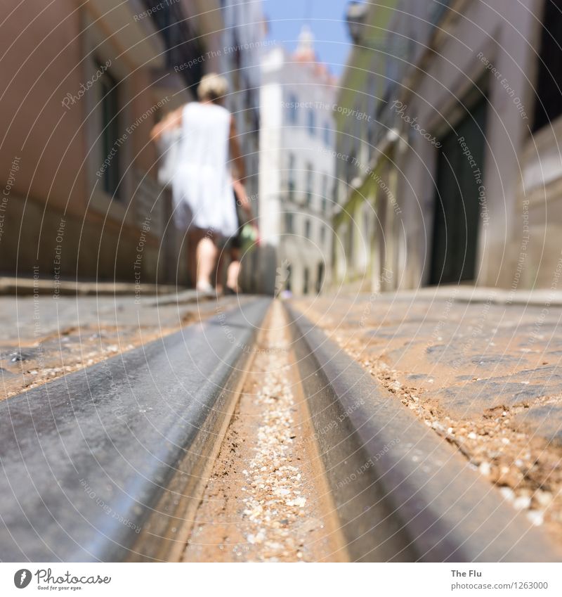 Am Schienenstrang entlang Sightseeing Städtereise Sommer Sommerurlaub Mensch feminin 1 Alfama Lissabon Portugal Europa Hauptstadt Stadtzentrum Altstadt