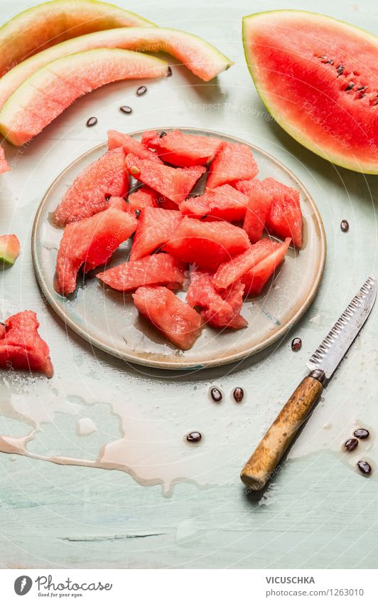 Wassermelone Würfel in Teller Lebensmittel Frucht Dessert Ernährung Bioprodukte Vegetarische Ernährung Diät Messer Stil Design Gesunde Ernährung Sommer Tisch