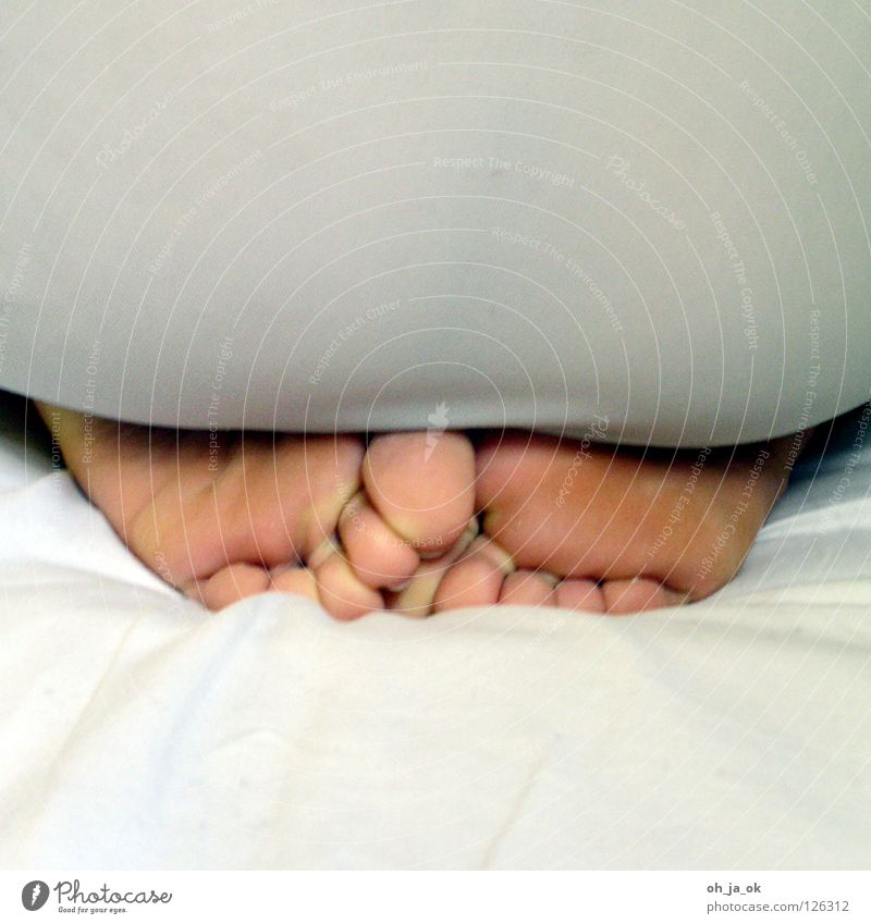 zehn Zehen 10 weiß grau Bett klein Frau Unterhose Unterrock Ass eng Haut Hinterteil Detailaufnahme Bettlaken woman bed skin Fuß Barfuß