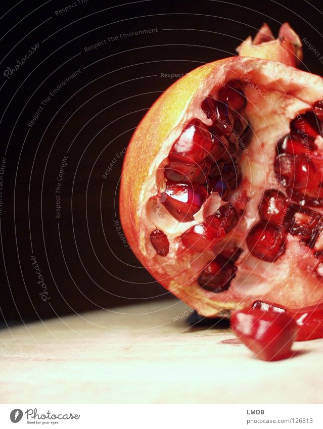 Munitionslager Granat Rubin rot rosa Lebensmittel Pflanze Vitamin Saft Ernährung lecker genießen Obstsalat Himbeeren Kerne Fruchtfleisch fruchtbar Lust schwarz