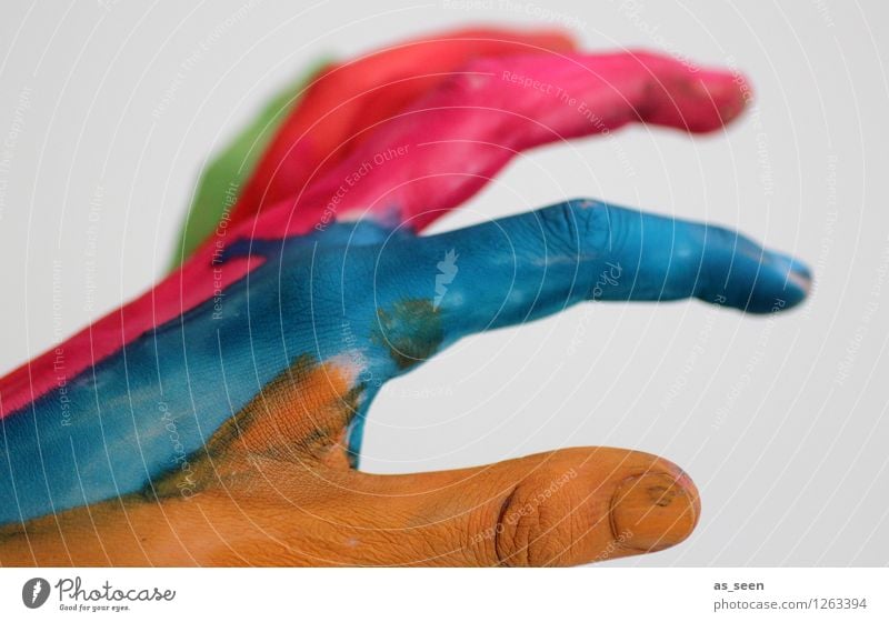 Catchin´ colours Kind Hand Finger Kunst Künstler Maler Kunstwerk berühren Bewegung außergewöhnlich einzigartig rebellisch blau mehrfarbig rot Fröhlichkeit