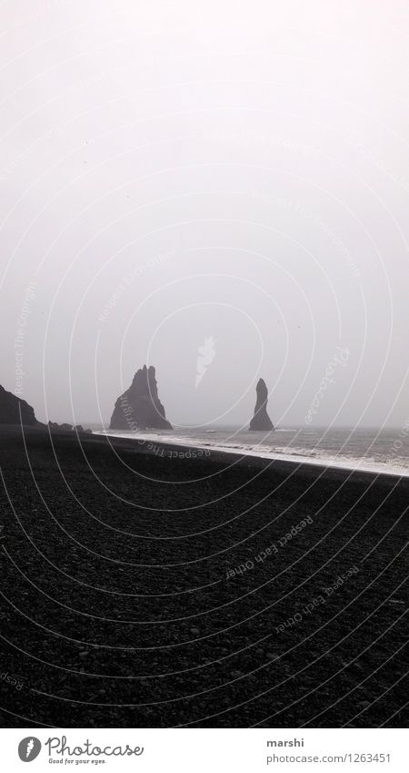 Felsen im Nebel Natur Landschaft Klima Wetter Sturm Regen Berge u. Gebirge Gipfel Strand Meer Insel Stimmung Island Leidenschaft schwarz Reisefotografie