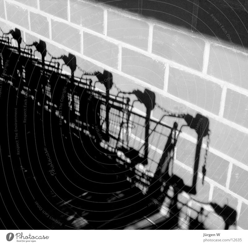 Shadows on the Wall Wand schwarz weiß Einkaufswagen Mauer Licht Fototechnik Schatten trolley shadow black white