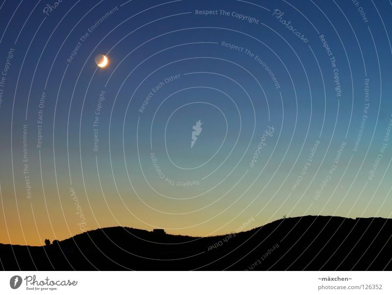 Mondlandschaft Sommer Sonnenuntergang schwarz gelb Sichelmond Mondschein Berge u. Gebirge Hügel Verlauf Himmel blau orange sichel Kontrast Silhouette sky moon