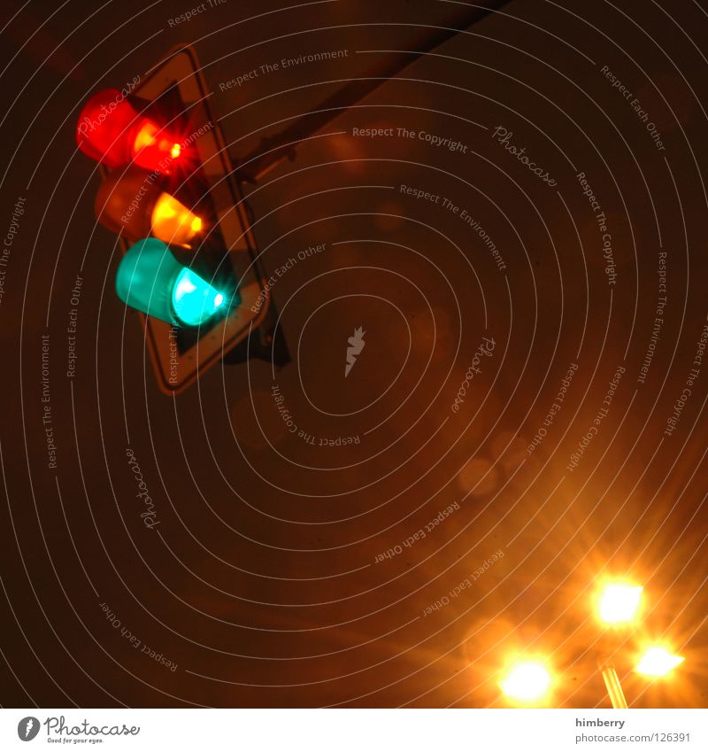 ampelkoalition Ampel Licht Langzeitbelichtung Belichtung Verkehr Nacht Straßenverkehr stoppen stehen Überqueren Straßenbeleuchtung Verkehrswege Sicherheit