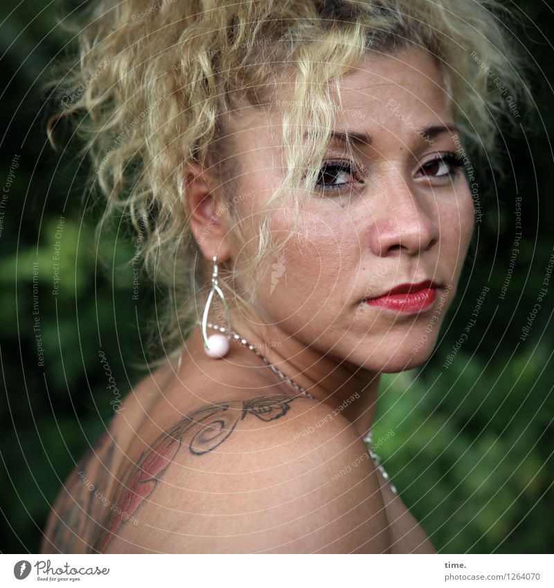 Frau mit Tattoo feminin Erwachsene 1 Mensch Ohrringe blond langhaarig Locken beobachten Denken Blick warten schön Coolness Gelassenheit geduldig ruhig