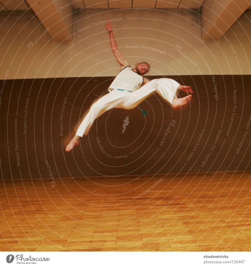 Sprung! springen Capoeira Karate chinesische Kampfkunst Kick Haare & Frisuren Stil Sport Sporthalle Kampfsport Jugendliche Sorunghaft wegspringen Muskulatur
