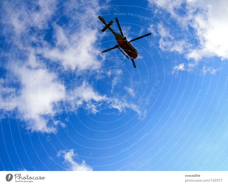Hubschrau-Bär Hubschrauber Rettung Rettungshubschrauber retten Erste Hilfe Wolken Pilot schön Kitsch Sommer gefährlich Hilfsbereitschaft Luftverkehr Rotor