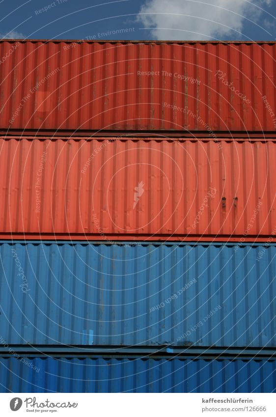 Verfrachtung rot Wolken Containerterminal Ware Wasserfahrzeug Hafen blau Himmel mehrfarbig