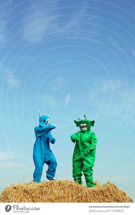 Strohbo Party Kunst Kunstwerk ästhetisch Außerirdischer Monster außerirdisch grün blau Blauer Himmel Kostüm Tanzen Tanzveranstaltung Partystimmung Partyservice