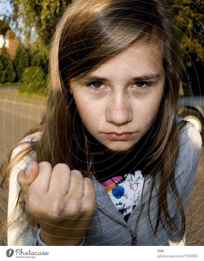 ich mag dich, wirklich! Kind Mädchen Jugendliche Auge Hand Straße kämpfen bedrohlich stark süß Wut Gefühle Mitgefühl Angst gefährlich Ärger gereizt