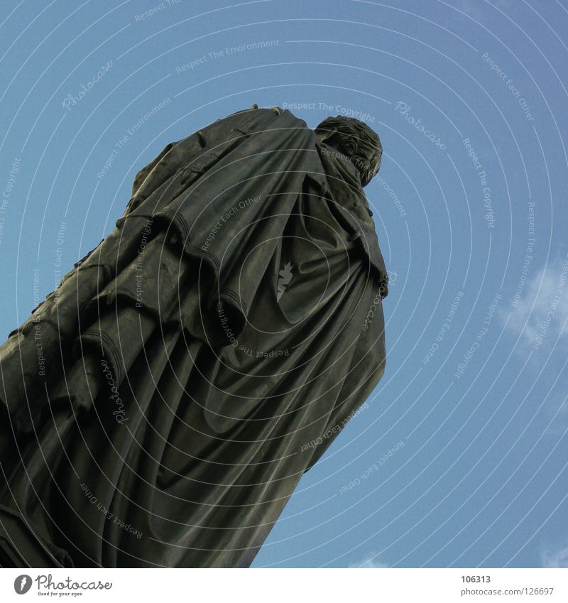 GOTT IN FRANKREICH Mensch Rücken Kunst Skulptur Mantel ästhetisch bedrohlich gigantisch Macht Statue Umhang Tracht skulptural Bronze Denkmal Wachsamkeit