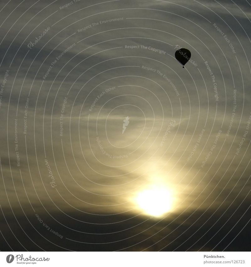 lonely driver Ballone Sonnenuntergang weiß Schleier hoch steigen gleiten fahren Schweben ruhig Fernweh Aussicht Horizont Dämmerung Sauerland Mut Korb stehen