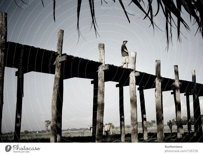 Brückblickend Myanmar Mandalay Teak Holz Holzbrücke Asien Schiffsplanken Tourist Mütze Bermuda-Inseln Sonnenbrille Brücke Mann u-bein taunghtaman Pfosten Himmel