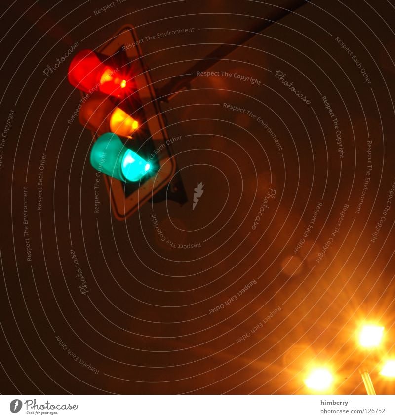 (H)ampelkoalition Ampel Licht Langzeitbelichtung Belichtung Verkehr Nacht Straßenverkehr stoppen stehen Überqueren Straßenbeleuchtung modern Detailaufnahme