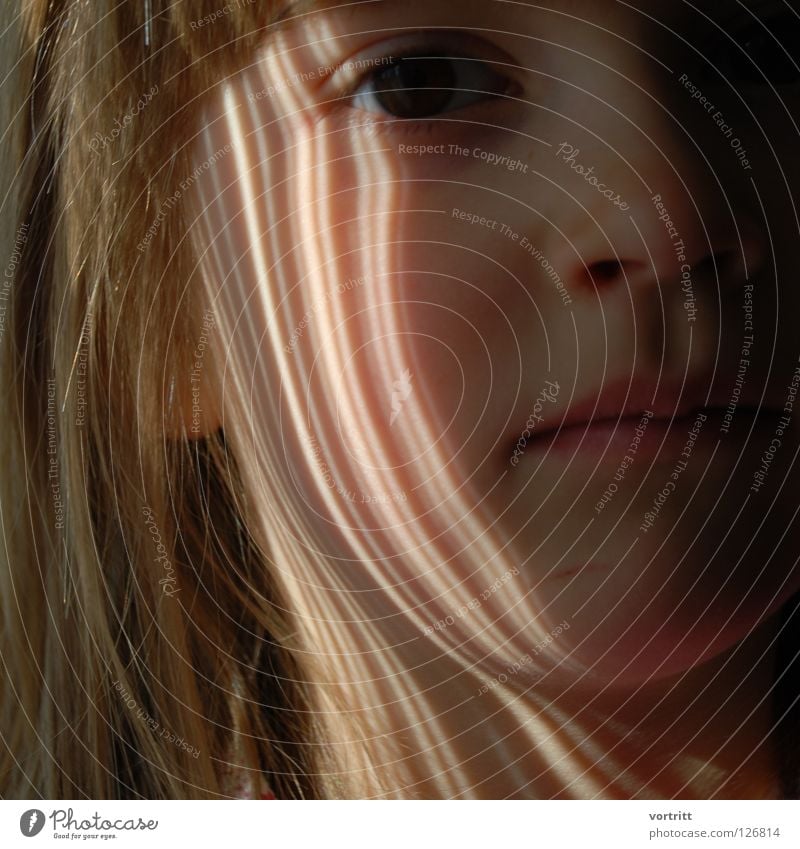 goldstreifen Kind Nahaufnahme Porträt Licht Lichteinfall Vorhang dunkel ernst bezeichnen Streifen Kleinkind Gesicht Auge Mund Nase Ohr Haare & Frisuren Blick