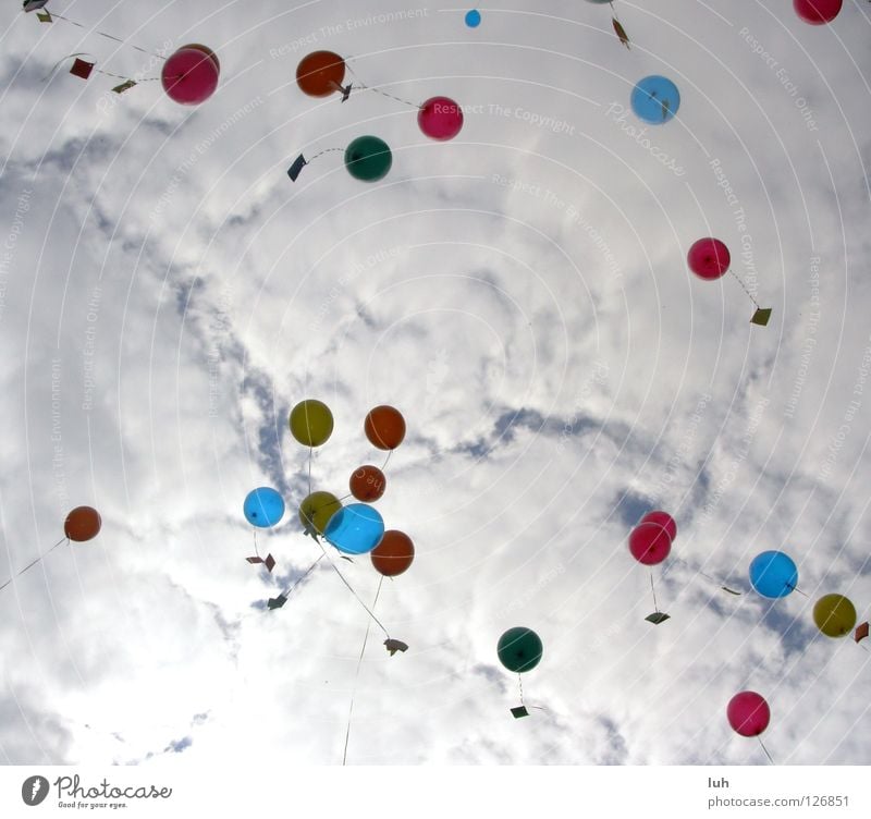 Hoffnung die 2. Luftballon Ziel Schweben schön steigen aufsteigen Wunsch mehrfarbig Wolken mehrere Glückwünsche leicht Fröhlichkeit hoch reinigend Himmel heaven
