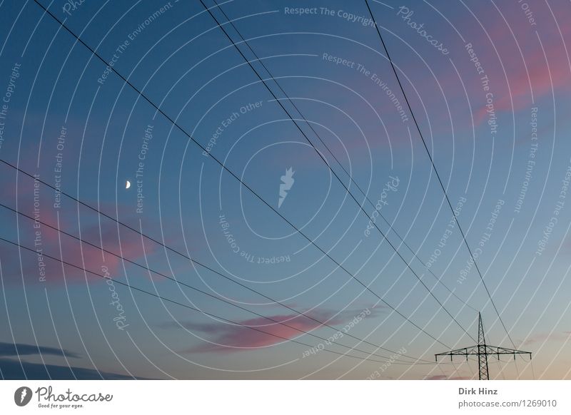 Energiegeladener Abendhimmel mit Mond Kabel Wissenschaften Fortschritt Zukunft Energiewirtschaft Kernkraftwerk Energiekrise Industrie Umwelt Landschaft Himmel