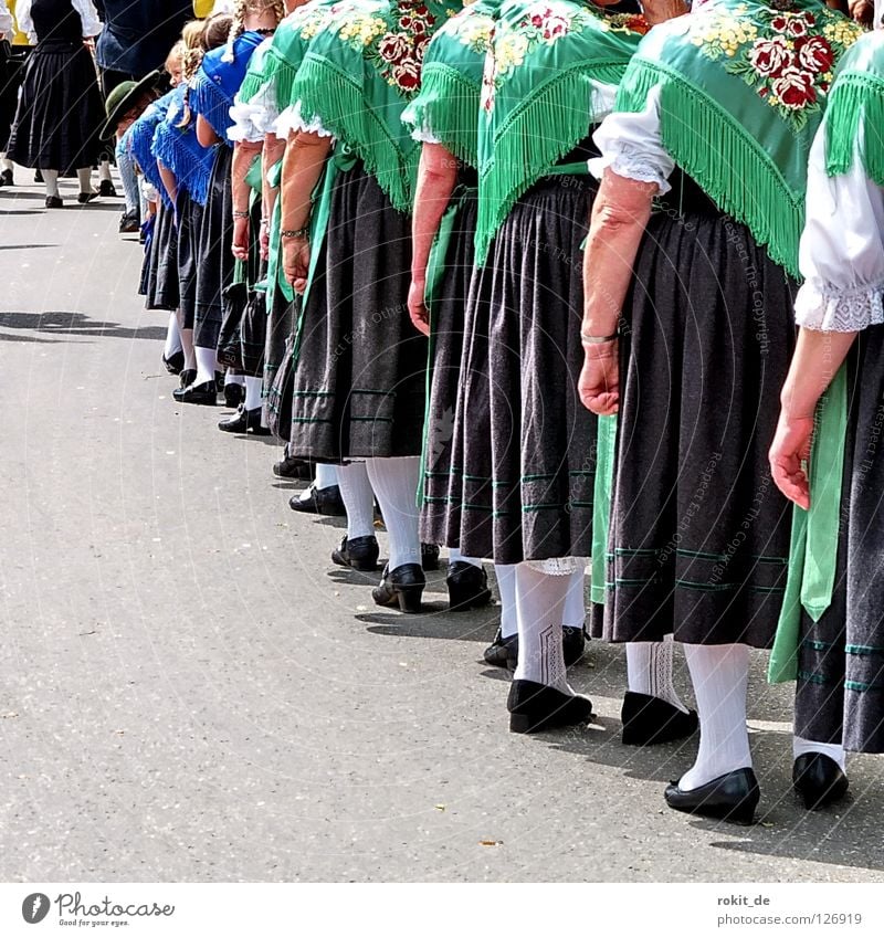 Grüne Schulter zeigen Bayern Trachtenkleid Tanzfläche Volksmusik Drehung Gamsbart Rieden Allgäu Bluse drehen schlagen Shorts Männerbein Strumpfhose Parkett