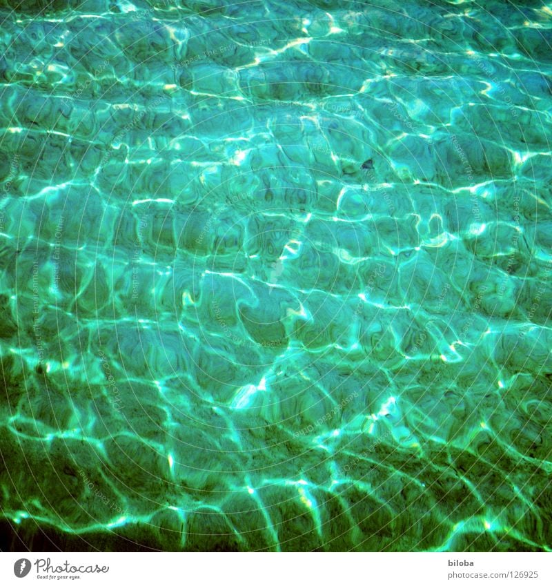 Lichtreflexionen auf der Wasseroberfläche See liquide Flüssigkeit Wellen weich zart ruhig grün Muster beruhigend kalt schöpfen Thun Schweiz Zufriedenheit